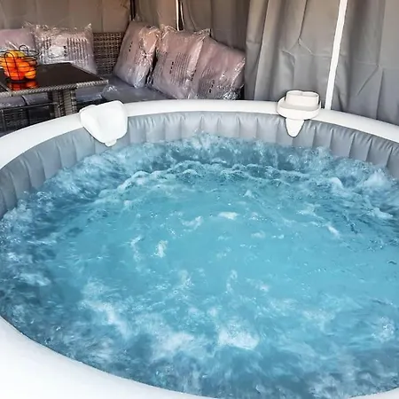Confortable Avec Jacuzzi A *