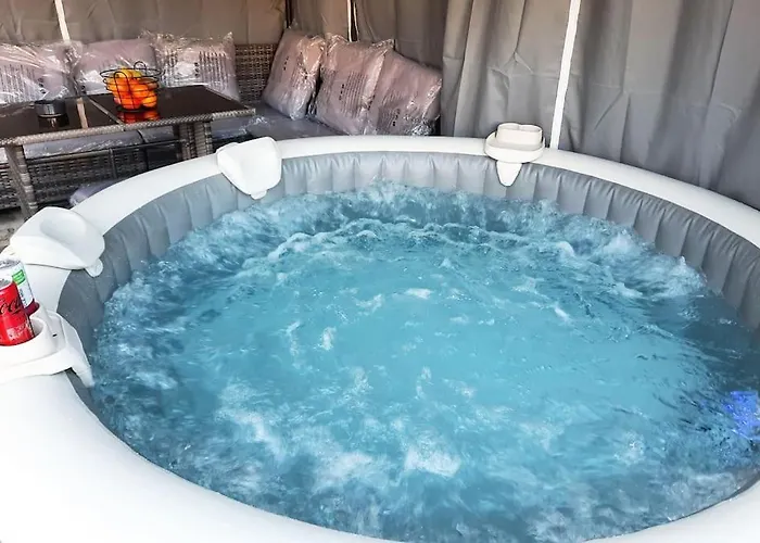Confortable Avec Jacuzzi A *